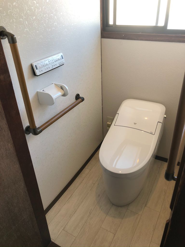 リフォーム後の手すり付きタンクレストイレ