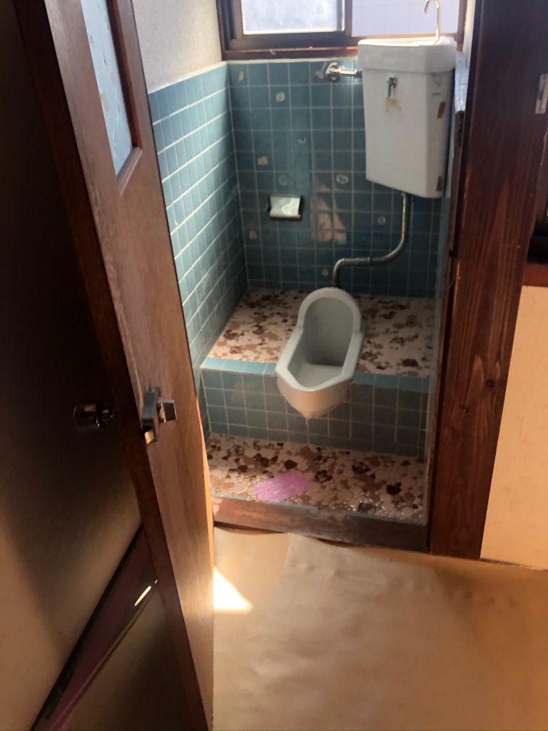 リフォーム前の古い和式トイレ